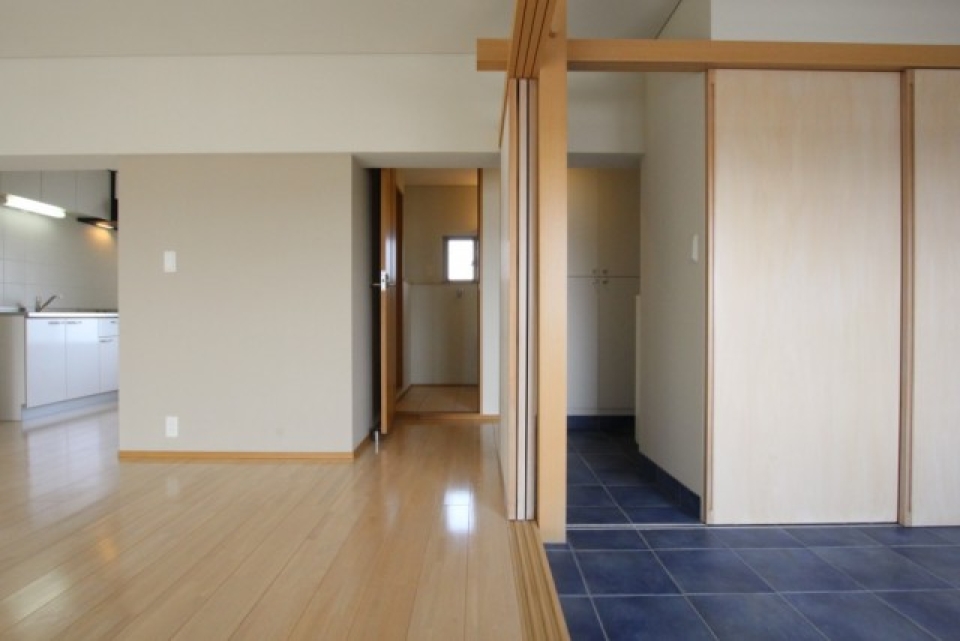 玄関からひと続きの土間空間。