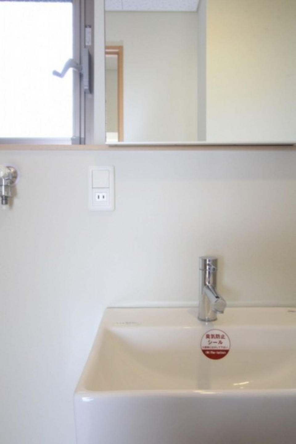 収納スペースを排除し、スッキリとした洗面台。