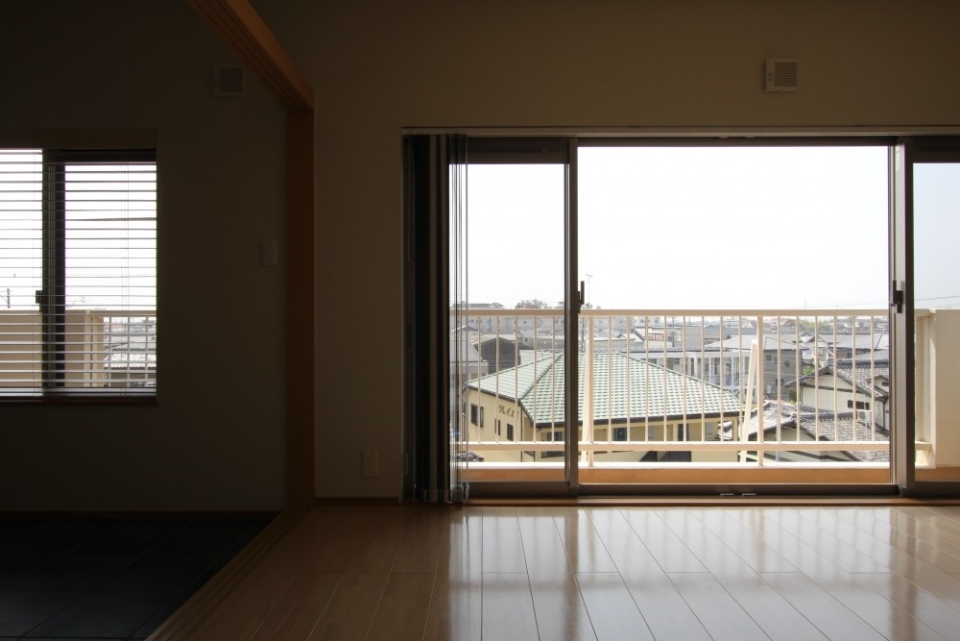 バルコニーから心地い自然光が差し込みます。