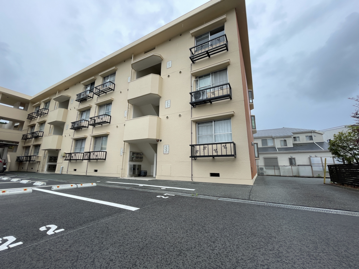 最上階角部屋（写真右上）が301号室です！
