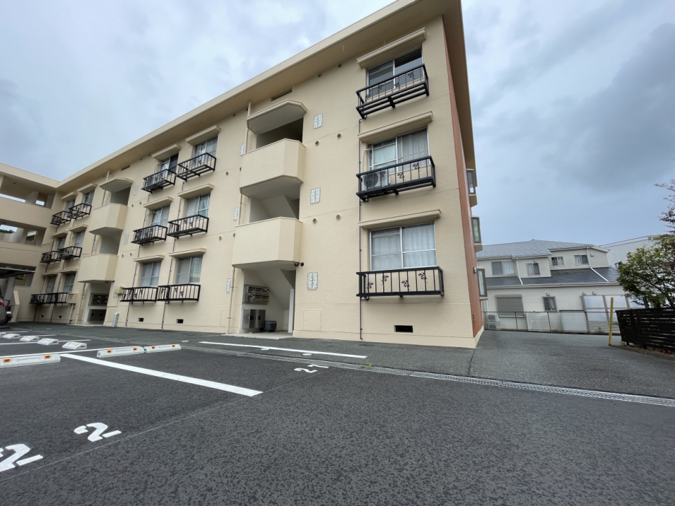 最上階角部屋（写真右上）が301号室です！