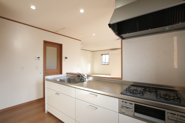 キッチン、コンロは3つ。