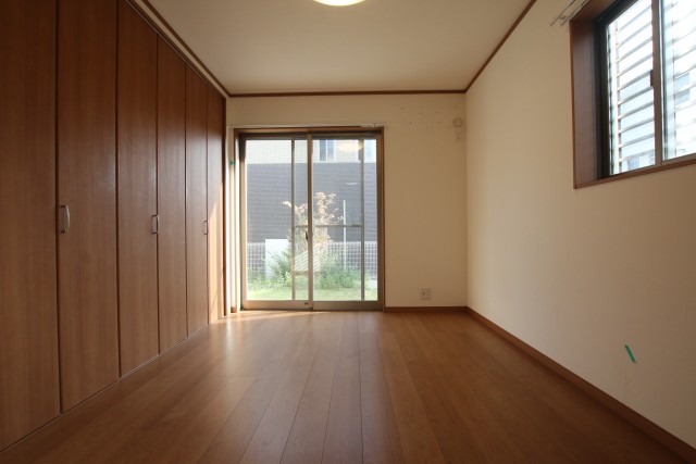 1階の洋室、庭と直通です。