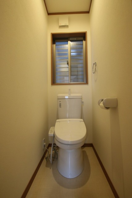 トイレ。窓付きです。