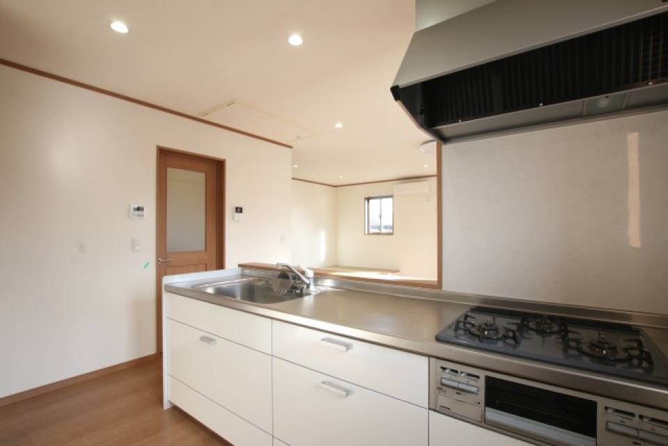 キッチン、コンロは3つ。