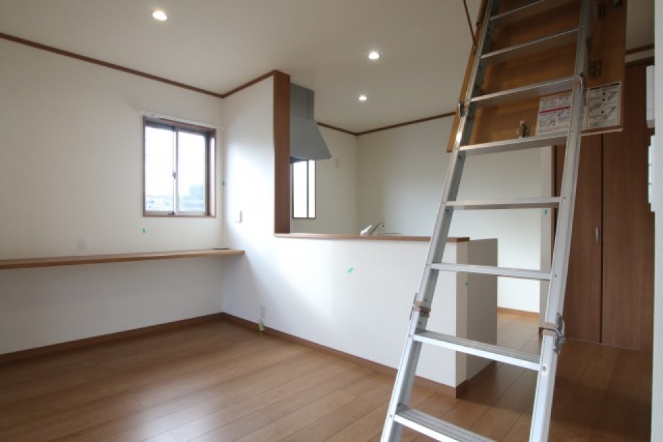 梯子が下りてきます。