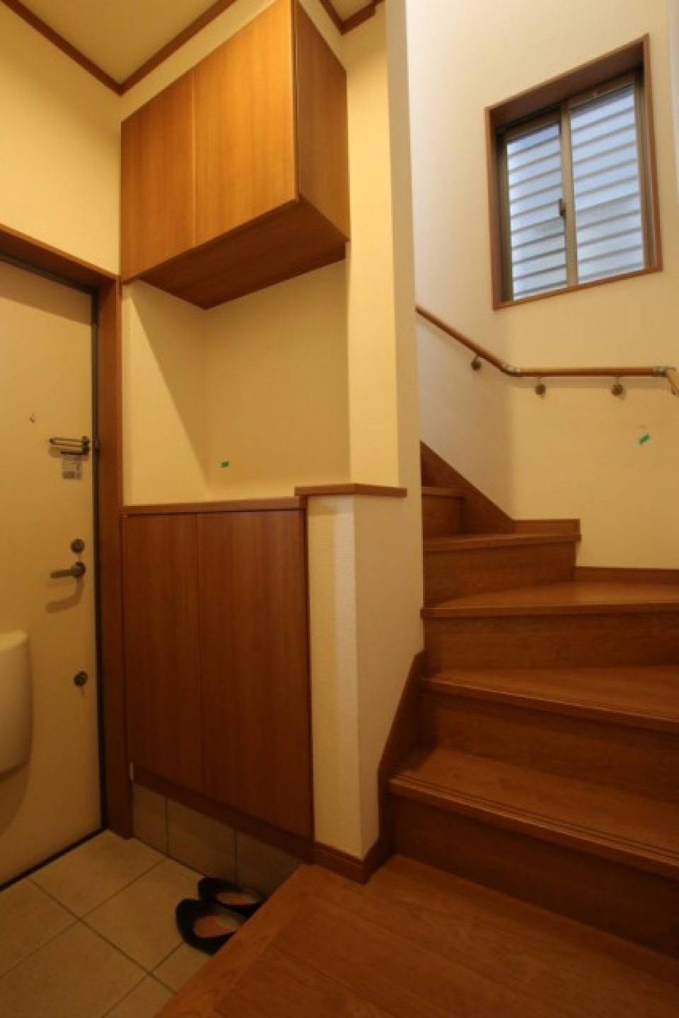 玄関横に2階への階段があります。LDKは２階。