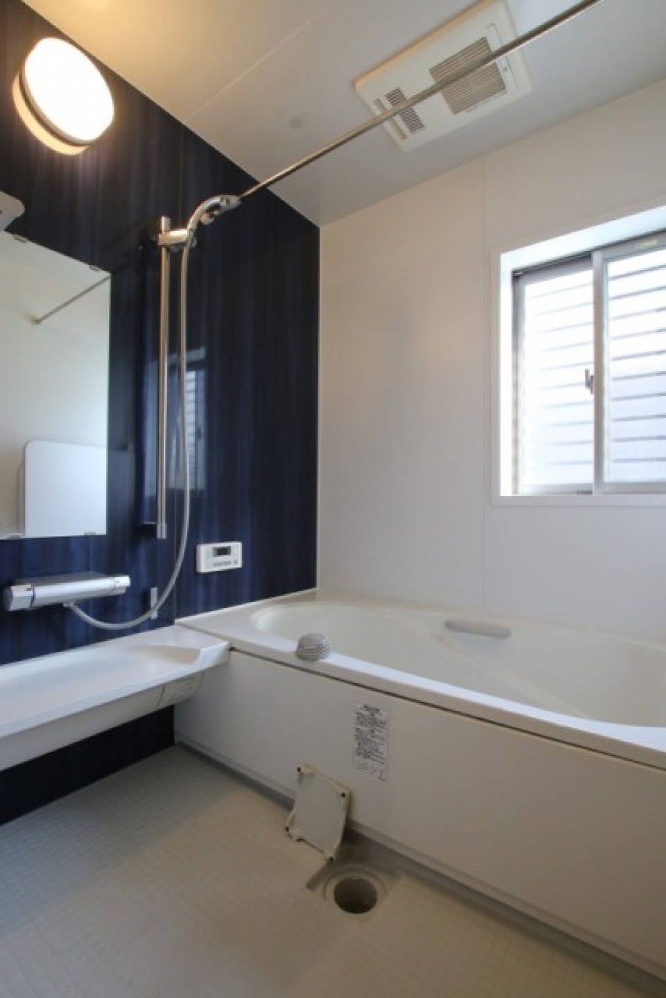 お風呂は追い焚き、浴室乾燥機能付きです。