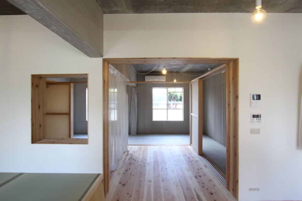 リビングを空間を反対側から見ると..。奥にはキッチンスペース。