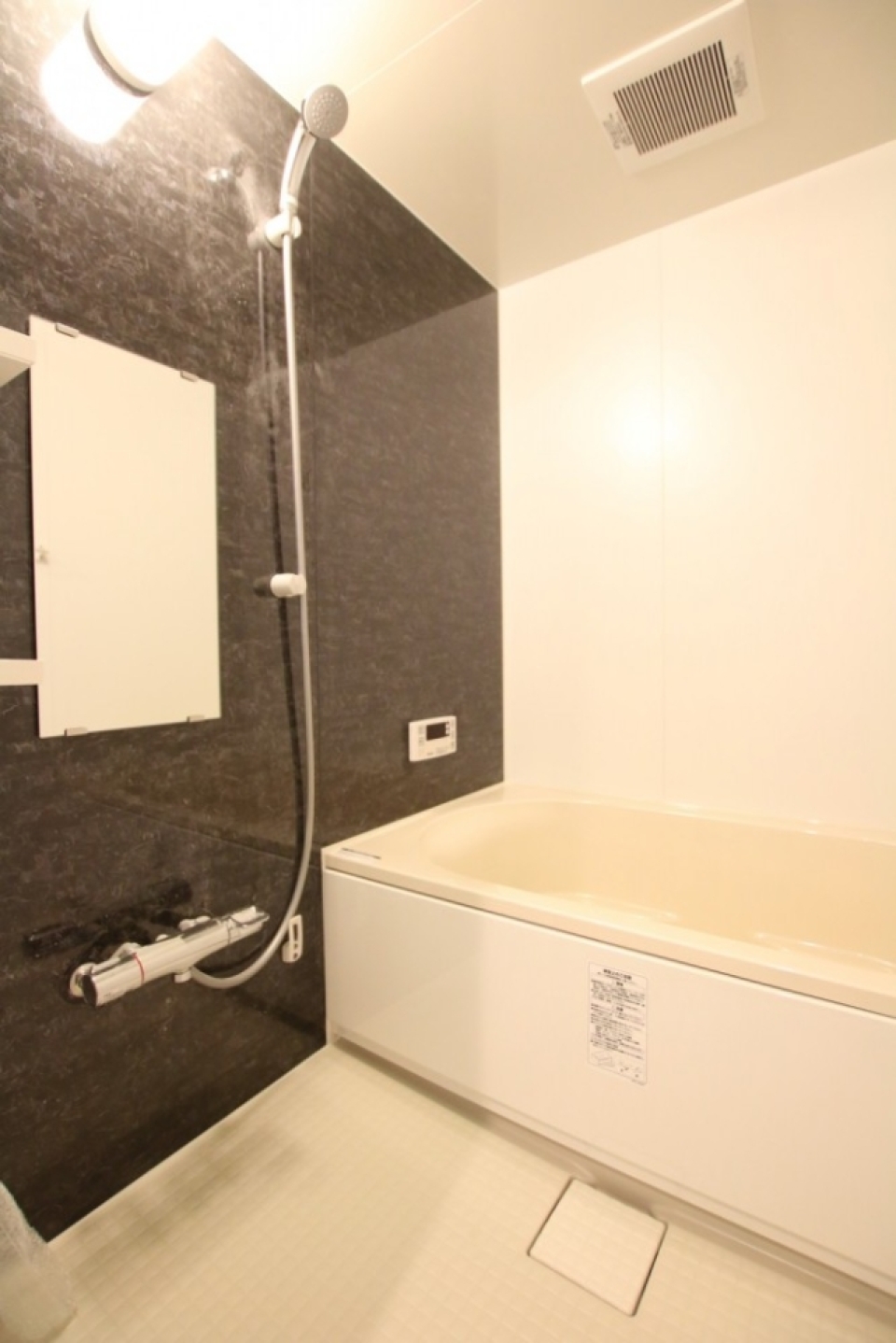 リビングと同じダークブラウンアクセントの浴室。