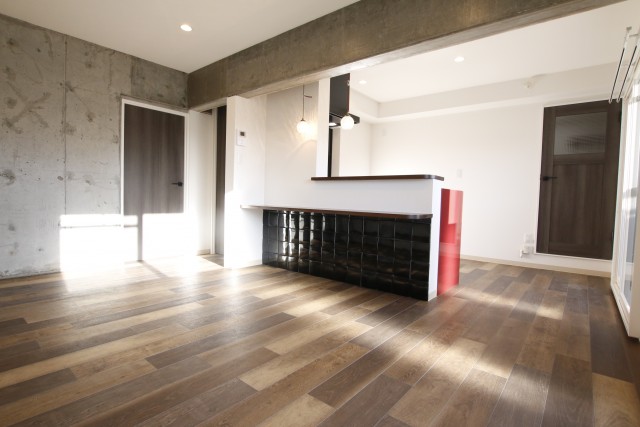 コンクリートの灰色に黒&times;赤がカッコいい