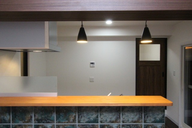 キッチンを2つのペンダントライトが照らす。