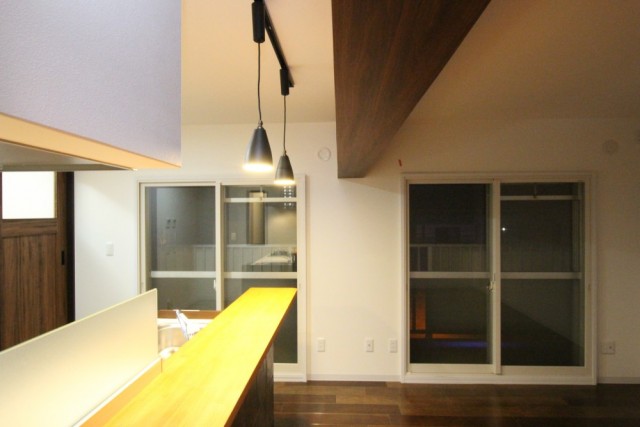 リビングの中央を走る梁。