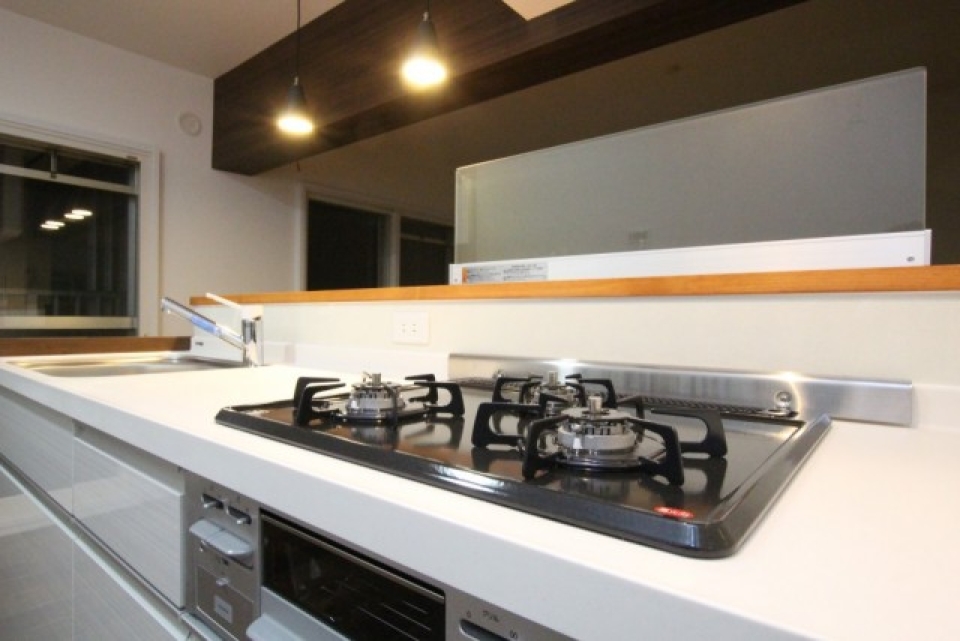 キッチンは2口コンロとグリルの付いたシステムキッチン。