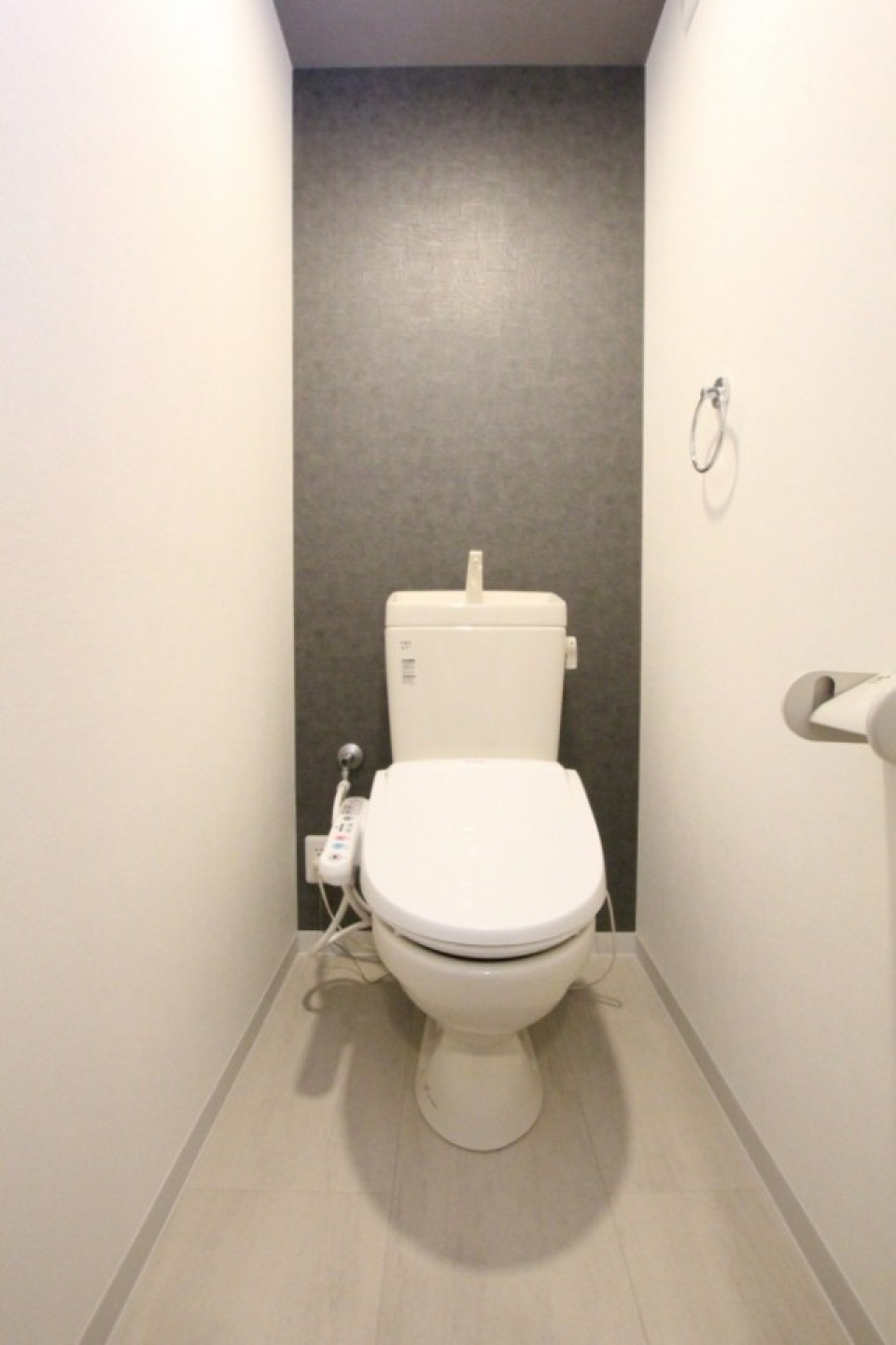 トイレはシャワートイレ付き。