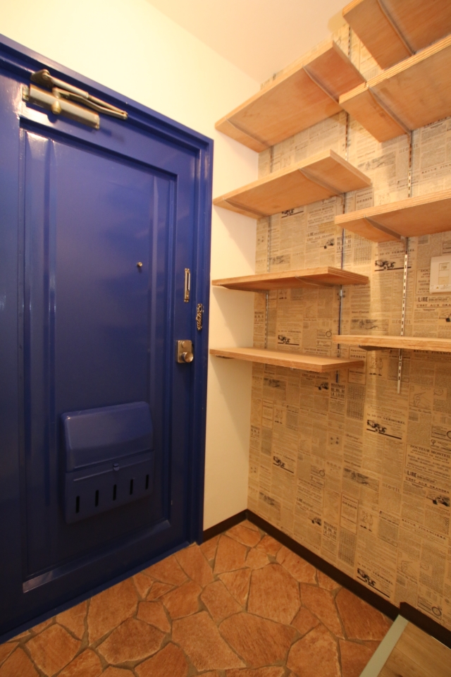 玄関はヴィンテージ風。