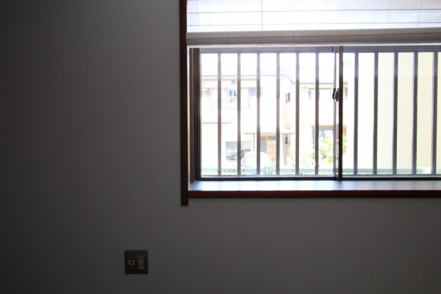 窓の柵も部屋から見ると一味違った印象に感じます。