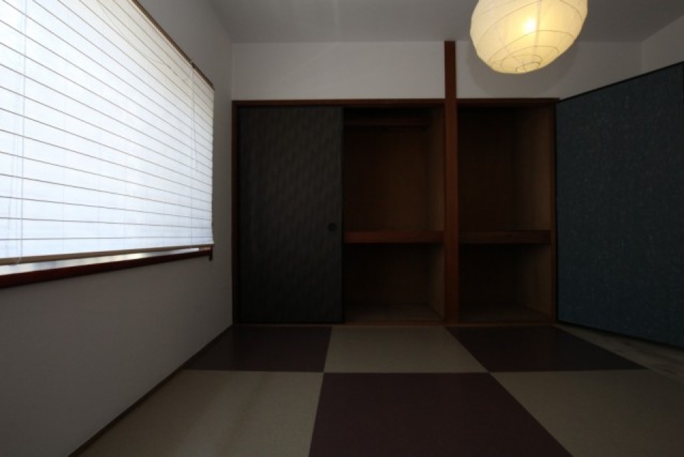 エンジ色で華やかさをプラス。