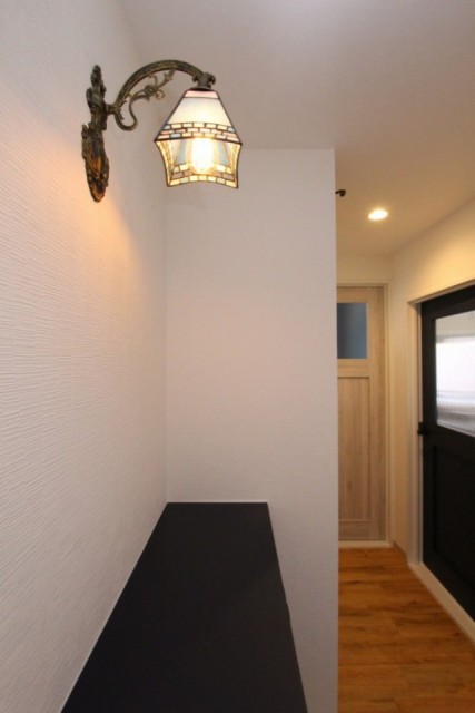 レトロとオシャレを兼ね備えた玄関ランプがお出迎え。