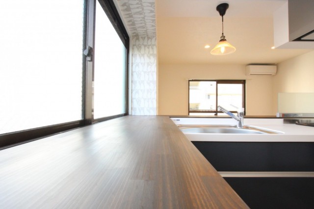 角部屋の特権＋&alpha;の窓がキッチン空間を明るくする。