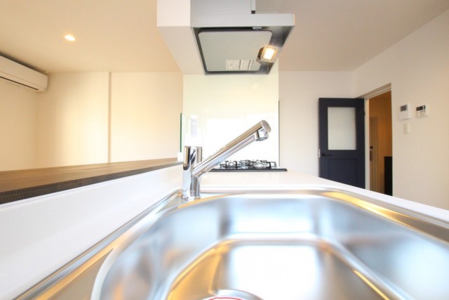 大きなシステムキッチンは、3口コンロとグリル付き。