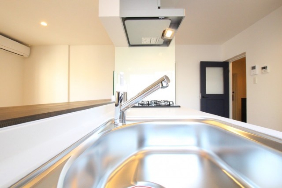 大きなシステムキッチンは、3口コンロとグリル付き。