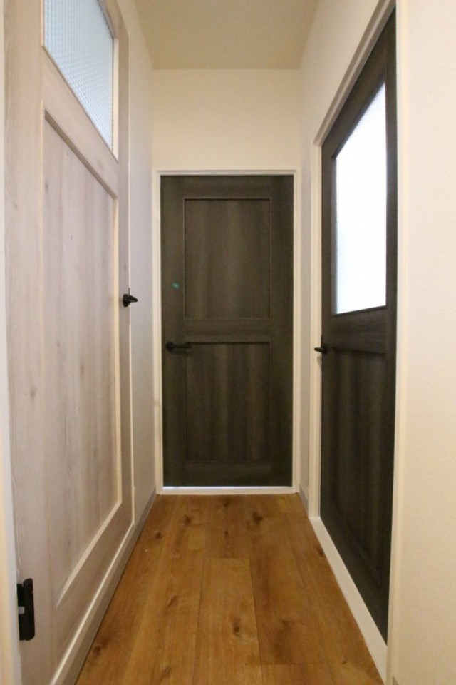 廊下に３つの扉。それぞれに個性がある。