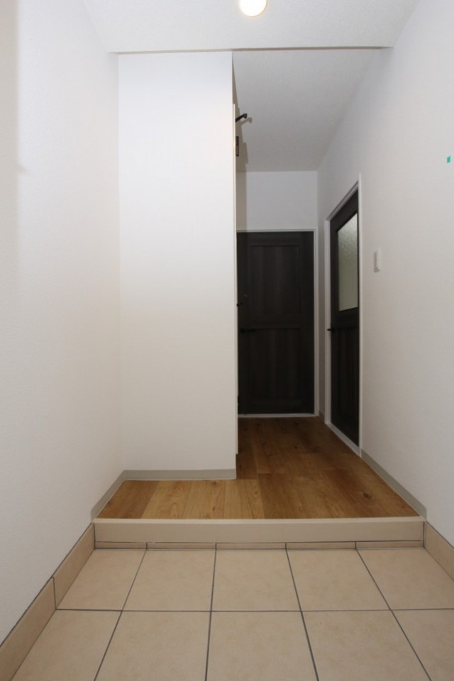 玄関からなんか違いますぞ。