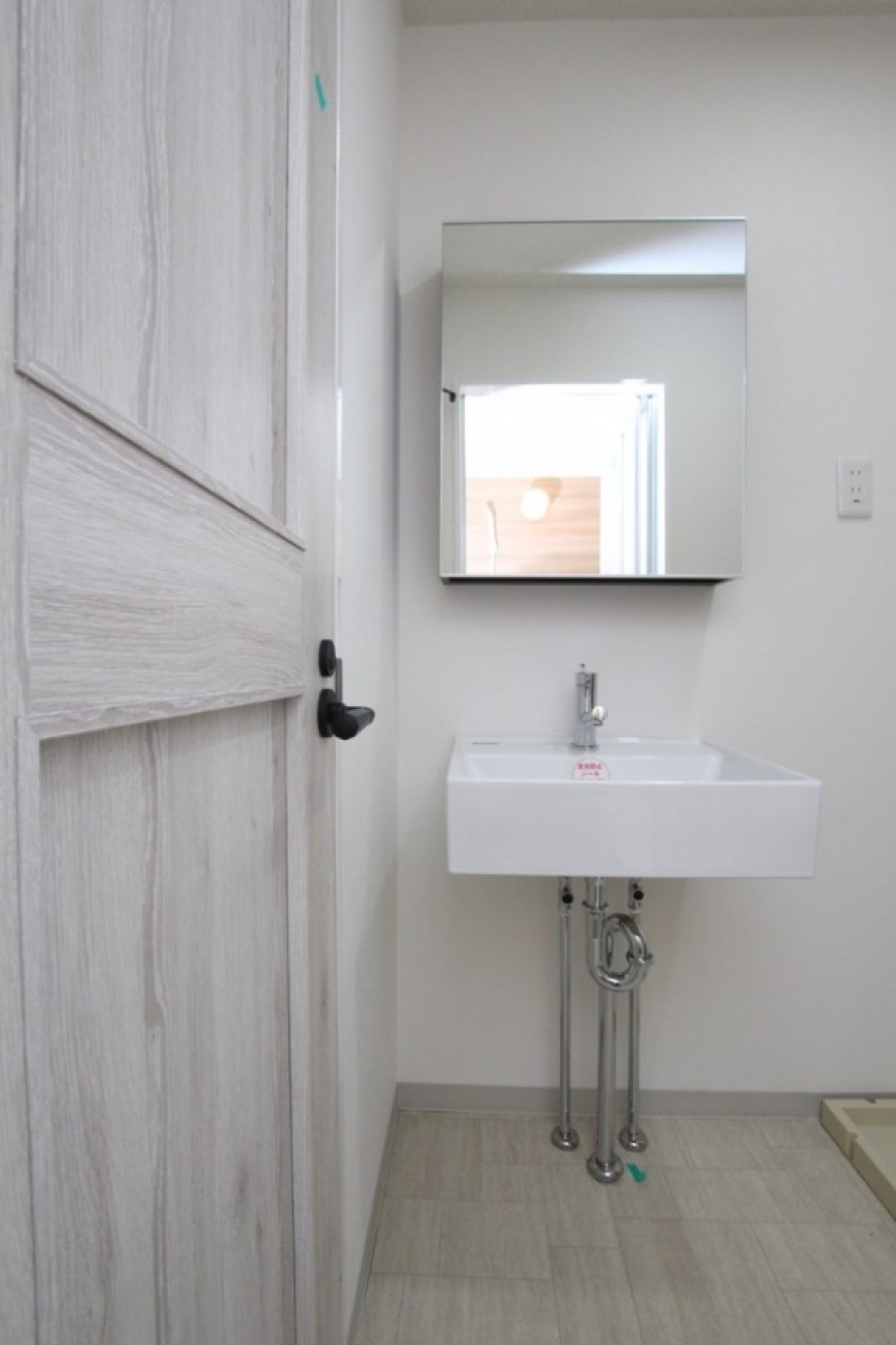 洗面もおしゃれ陶器タイプ。