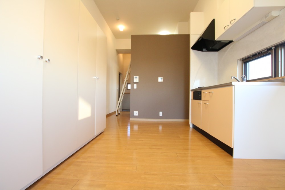 掃出し窓からロフト側を見た光景。ロフトの高さがわかります。