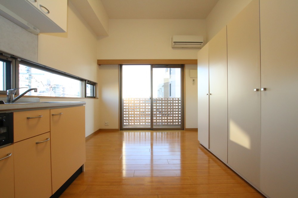 角部屋で明るさはばっちり。エアコンも標準装備。