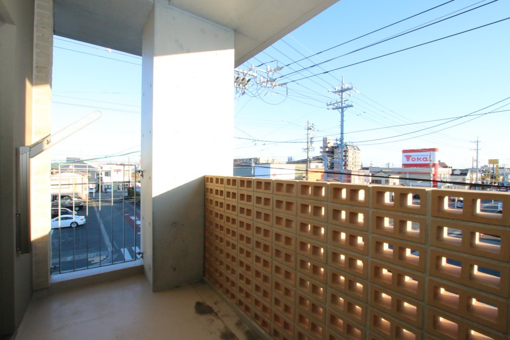 南向きのバルコニーの壁もオシャレです。