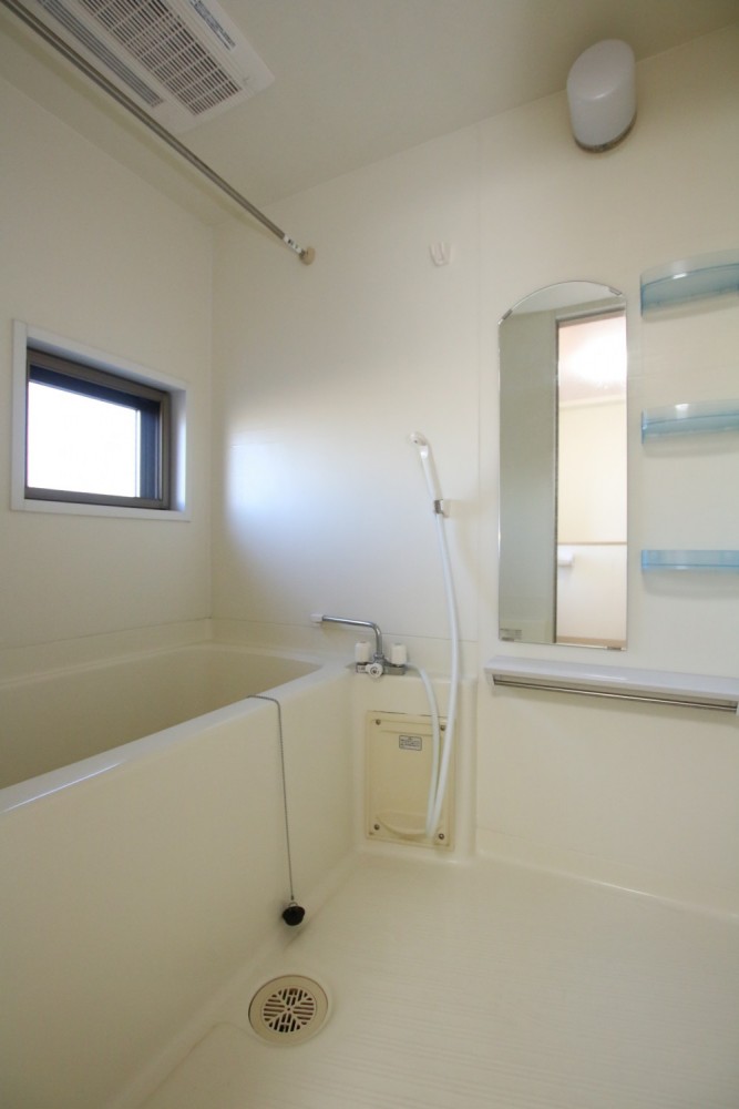 浴室も結構広いです。この上がロフト。