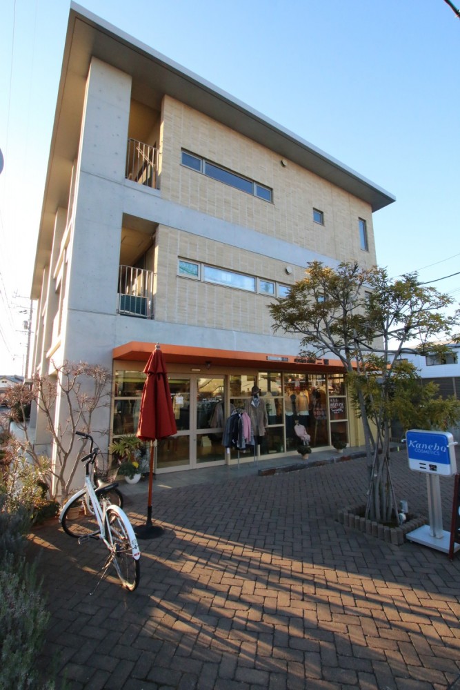 外観。1階は大人のセレクトショップ「二星」。