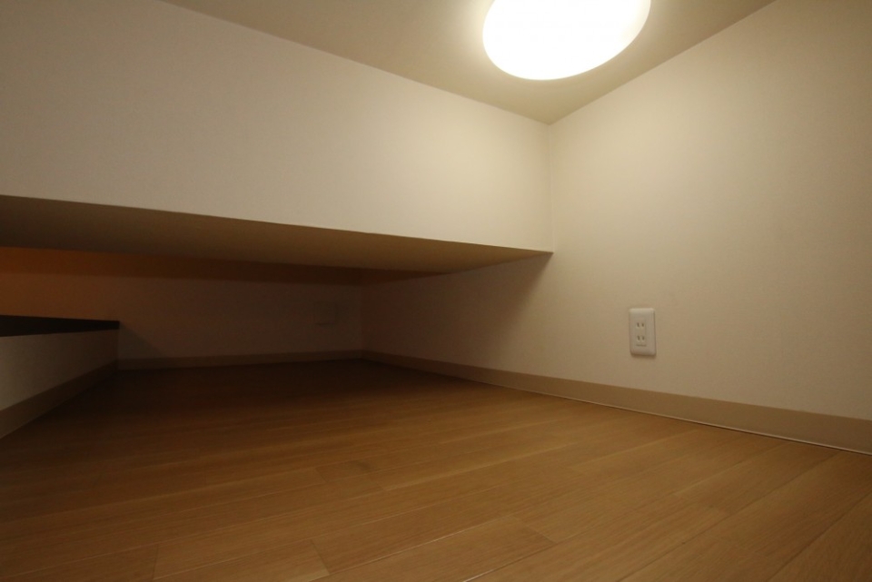 ロフト内の衝撃。高さは90ｃｍ！一番低い所でたったの45ｃｍ！しかも結構広い。