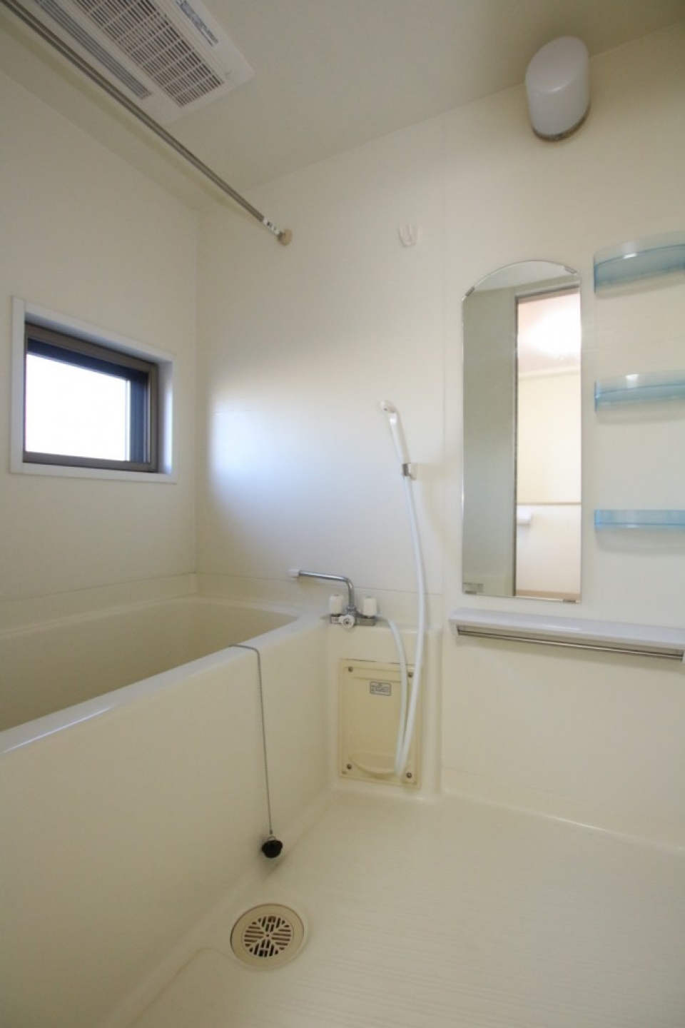 浴室も結構広いです。この上がロフト。