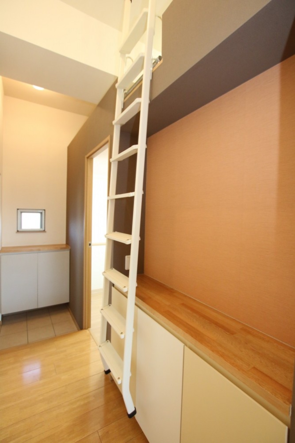 もちろんハシゴは取り外しできますが、たたむと収納が開けられない・・