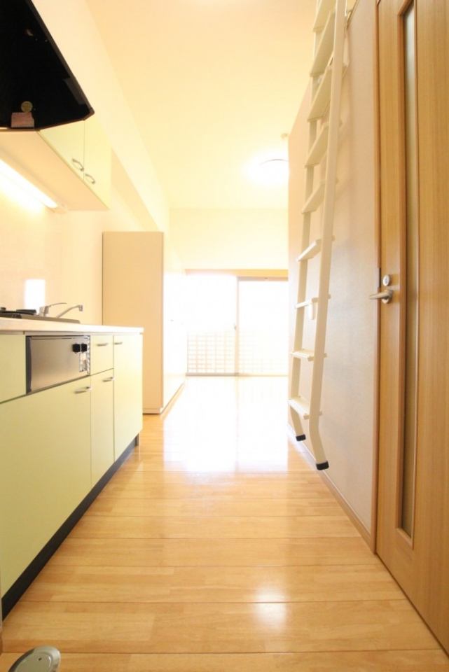 キッチンも室内にあり快適空間で料理を。