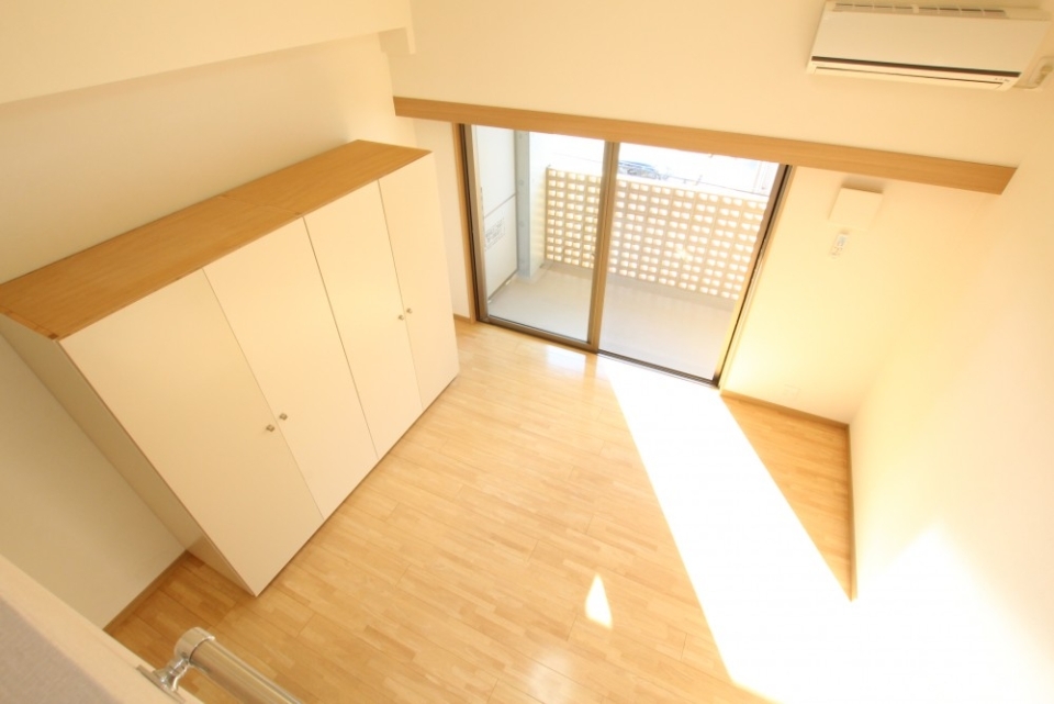 ロフトの高さがある分居室の天井が高い。