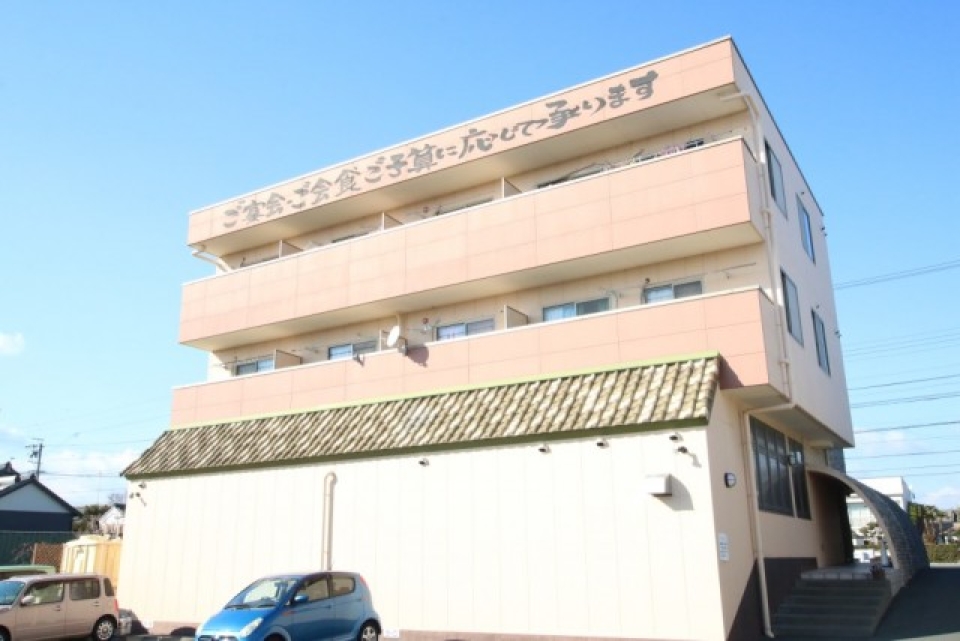 裏が居住者用とお店の駐車場。恐らくお店のお客さんに停められていた・・
