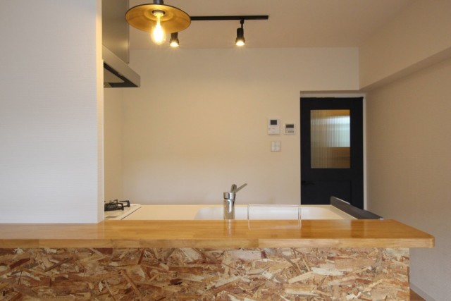 OSB合板・照明・建具、CAFEの様な雰囲気を醸し出す。