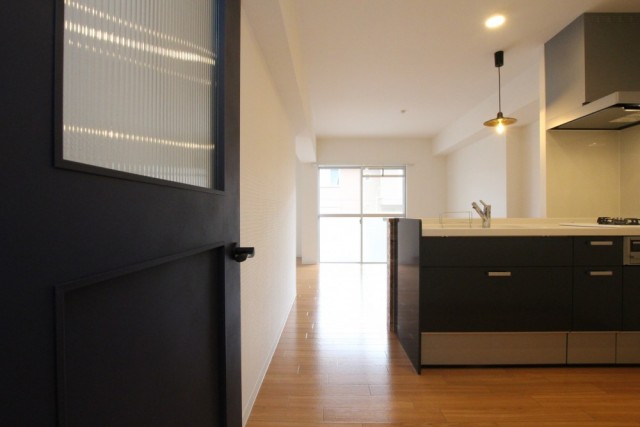 落ち着いた色合いの室内。