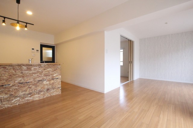 LDK空間はL字型、15帖もありゆとりの広さ。