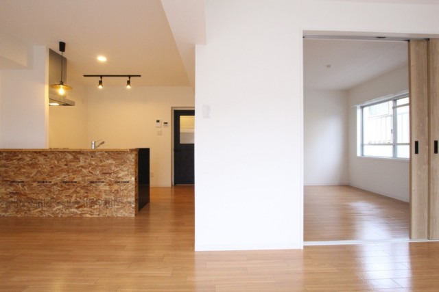 洋室の1部屋はLDKに抱き抱えられる様な場所にある。