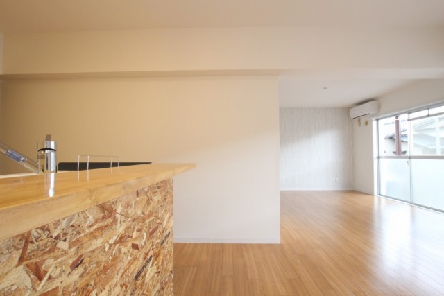 OSB合板に押された刻印がいいアクセントになっている。