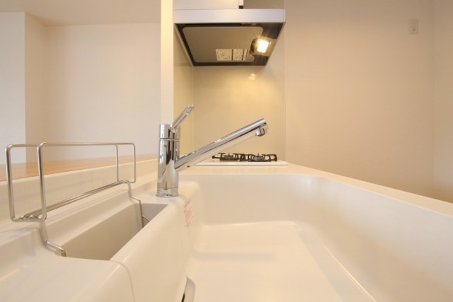 白いシンクは傷が付きにくく目立ちにくい。