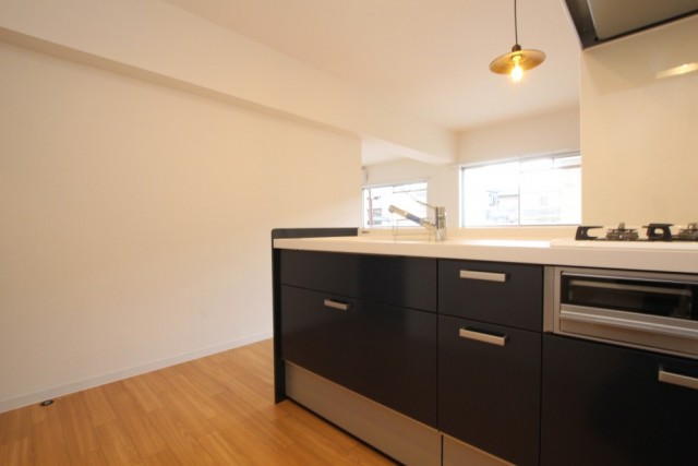 3口コンロとグリルの付いた大きなキッチンを完備。