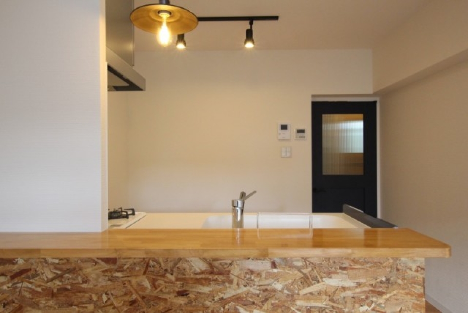 OSB合板・照明・建具、CAFEの様な雰囲気を醸し出す。