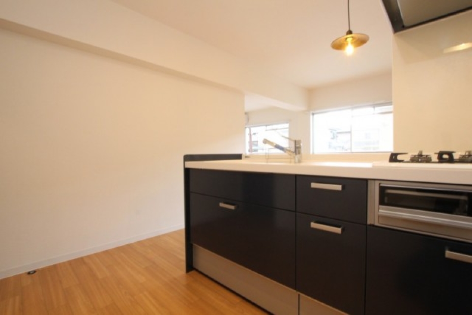 3口コンロとグリルの付いた大きなキッチンを完備。