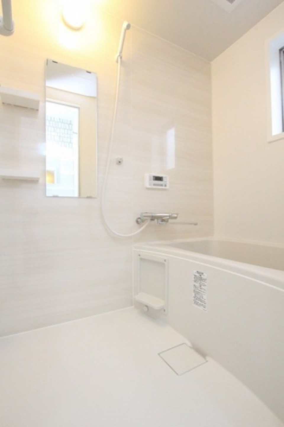 浴室は追い焚き付き、換気窓あり。